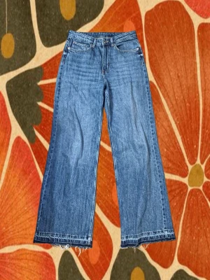 High waisted jeans - Använt 3 gånger. 73cm midja,  i nytt skick 