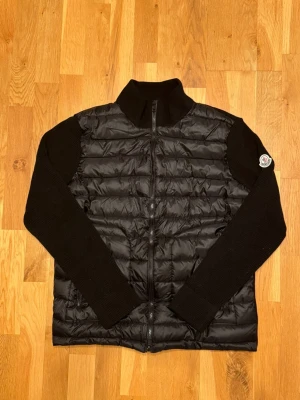 Moncler Cardigan - Moncler Cardigan delvis använd men är fortfarande son ny. Storlek: S. Hör av dig vid frågor eller intresse!