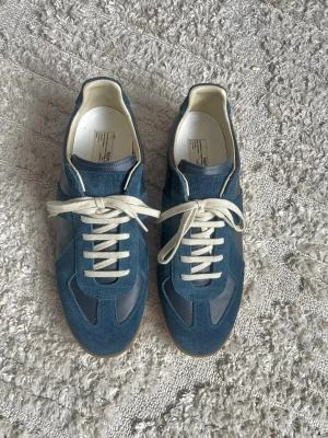 Maison Margiela Gats| Navy Blue | 44 |  - Skick 10/10 använda en gång, box och kvitto tillkommer. Skriv om ni har frågor eller funderingar. OBS: Hjälper Ronald Meijer att sälja så därför finns liknande bilder i Plick flödet. 