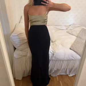 Tvåfärgad balklänning med djup rygg - Såååå snygg och unik balklänning!! Jättedjup i ryggen! Älskar denna❤️❤️❤️❤️ står ingen storlek men tror denna hade passar allt mellan 36-38-40 och kanske även större eftersom den knyts själv i ryggen!