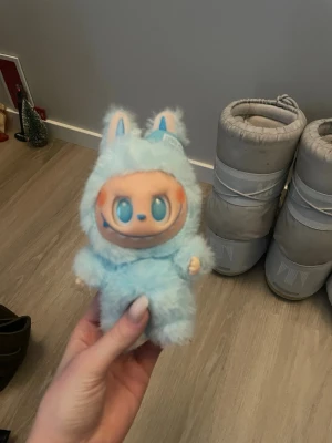 Labubbo  - en blå fluffig labubbo med stora ögon och öron, 