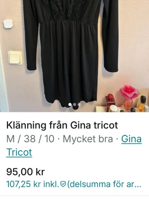 Svart klänning med spets från Gina Tricot - Svart klänning från Gina Tricot med långa ärmar och v-ringning dekorerad med spetsdetaljer i ryggen! Modellen är kort och har en markerad midja som ger en snygg siluett. Nyårs klänning