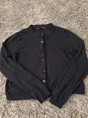 Mörkblå  kofta från lager 157, storlek S - Mörkblå klassisk kofta från 157 i storlek S. Koftan har rund hals, långa ärmar och knappar där framme. Kan se lite liten ut på bilden men är väldigt stretchig. 