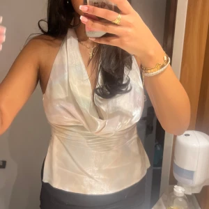 Vit silkes topp - En super snygg vit/champagne färgad silkes topp med knyte bak. Super fin test topp perfekt till nyår!🤍