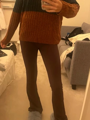 Stickad tröja i storlek XS - Säljer denna stickade tröja från Soaked in Luxury i storlek XS, sitter som S