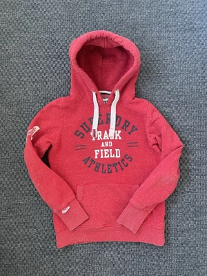 Vintage 2000s Superdry Hoodie JPN - Säljer nu denna sjukt snygga och sällsynta vintage SuperDry hoodie🤩 Passar perfekt nu till vintern då den både är varm och passar bra till det allra mesta🙌 Säljs ej längre i butik och är därav sällsynt och eftertraktad 🤝 Storlek M. Skriv vid funderingar 📲😊