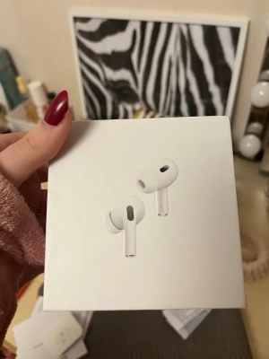 AirPods Pro 2 - Säljer ett par AirPods Pro från Apple. Trådlösa hörlurar med aktiv brusreducering och silikonproppar för bekväm passform. Originalförpackning och manualer medföljer. Hörlurarna ser ut att vara i gott skick utan synligt slitage eller defekter. Endast hörlurar utan laddningsfodral.