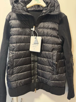 Moncler Cardigan huva - Säljer denna sprilans nya moncler cardigan jackan, helt oanvänd, säljer denna då jag har samma fast med en annan färg 