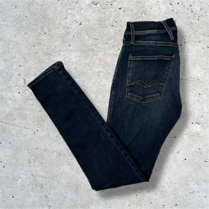 Replay Anbass jeans - Stilrena Replay jeans i den populära modellen Anbass. Jeansen är i mycket bra skick och är i stl W31 L34. Hör av er vid intresse, pris kan diskuteras vid smidig affär!