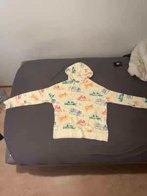 Gucci x Disney - En Gucci tröja i bra kvalitet samt väldigt bekväm! Det är relativt använd och den har endast ett väldigt litet hål vid vänster sidan av kragen(kolla på bild nr.6)! Jag har ej använt denna tröja på något år, den har bara legat i garderoben. Priset kan även diskuteras! 