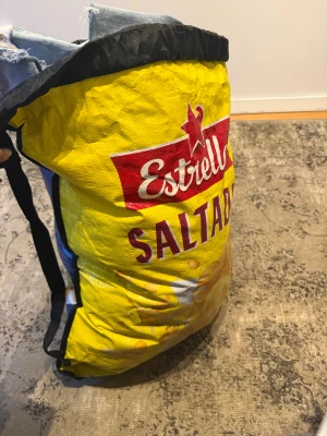 Flera kläder i storlek 34-38 - Ett par jeans är 38 o ett par är 46 resten av kläderna e 34-36,du får Estrella väskan också!!!