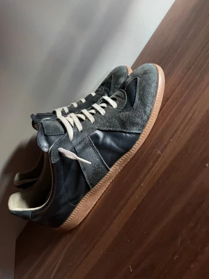 Maison margiella - Säljer dessa feta margiellas i storlek 42.De passar upp till 43. färgen är navy blue men det är lite andvända.Hör av er om frågor eller pris diskutering 🙌