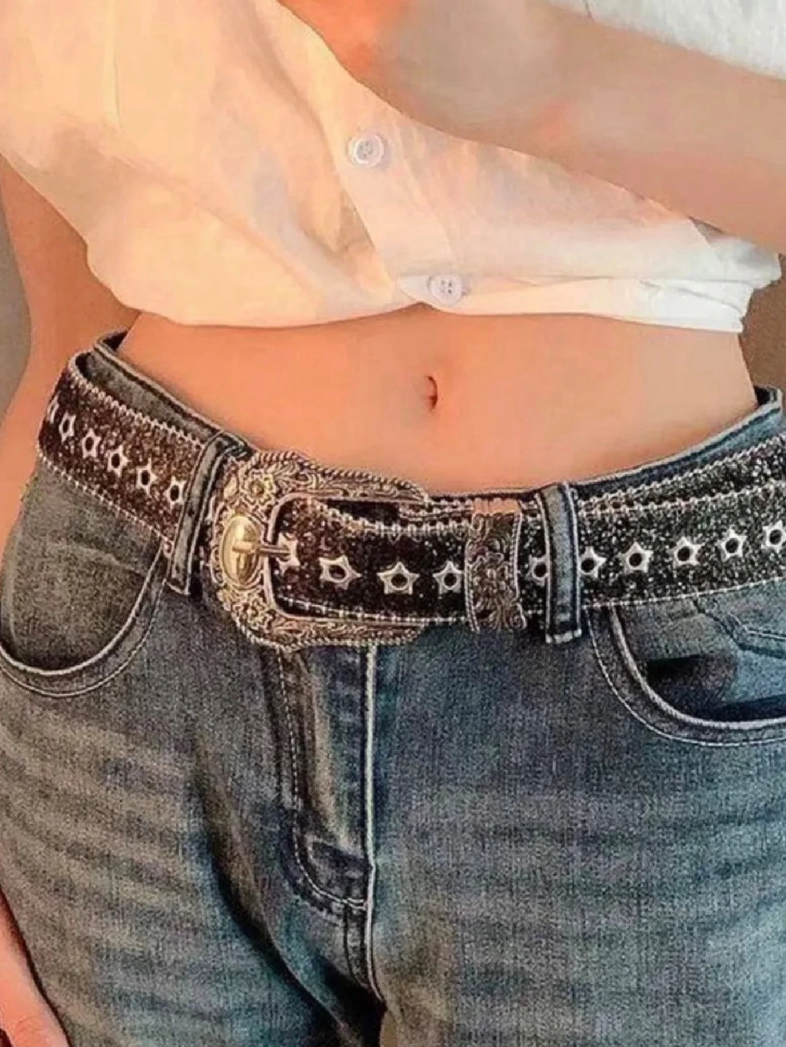 Svart glittrig cowboybälte med stjärnor