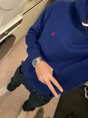 Ralph Lauren blå hoddie  - Säljer nu en blå Ralph Lauren hoddie i mycket bra skick , perfekt för dig som vill ha nåt vardagligt men även något extra ( nypris 1800 kr ) 