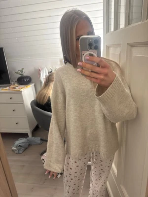 Beige stickad oversized tröja - Beige stickad tröja i storleken M från Gina tricot 