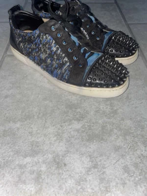 Christian Louboutin  - Sjukt feta loubs i unik moddel alla nitar är på och skorna är i hyfsat fint skick bara att höra av dig vid frågor och funderingar 
