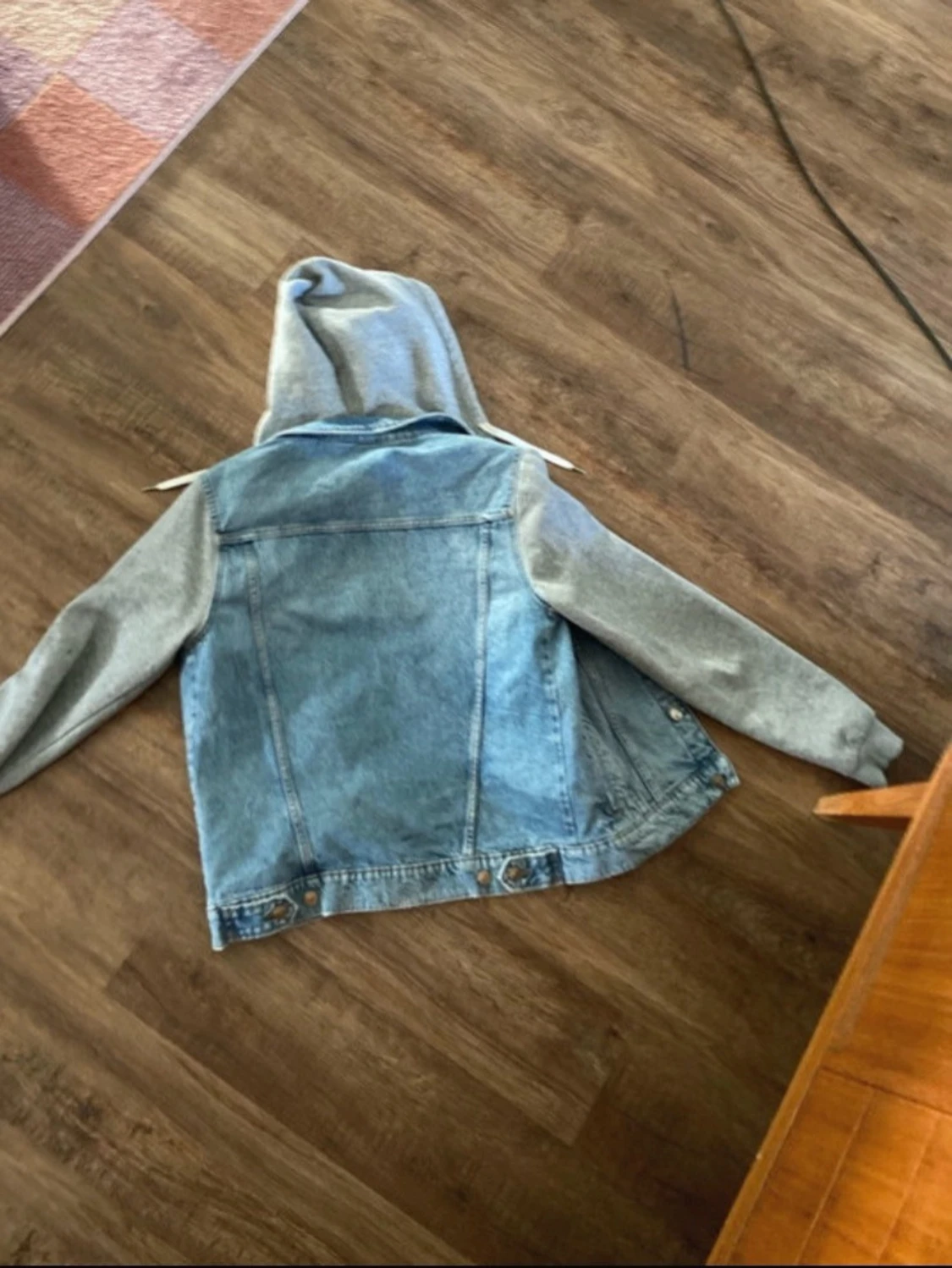 Blå jeansjacka med grå hoodie - 1