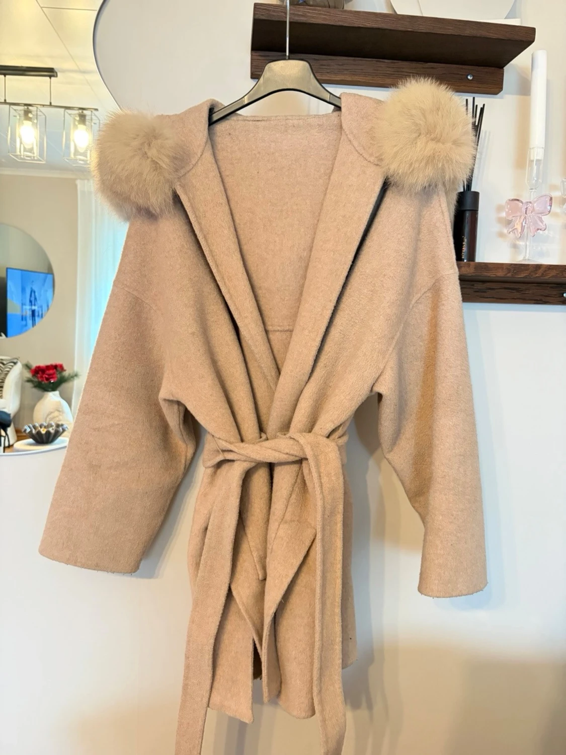 Beige kappa med pälskant och bälte - 1