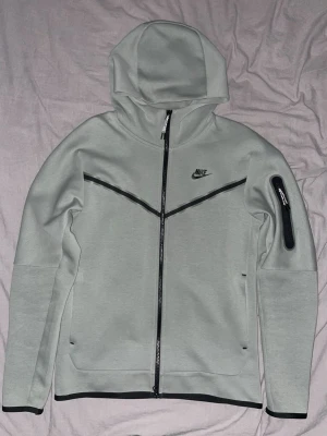  Nike tech kofta mica green  - Väldigt bra skick! I storlek M