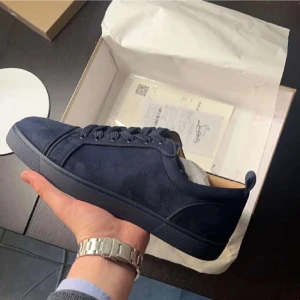 Christian Louboutins mörkblå - Sköna Christian Loubs för ett jättebra pris. Skorna är i suverän skick och har ingen tecken på användning.