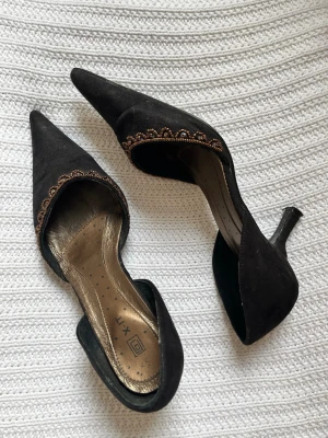 Vintage kitten heels - Vintage klackskor aldrig använda av mig då de tyvärr inte passar. Snygg detalj som får outfiten att sticka ut!! Storlek 37 🩷
