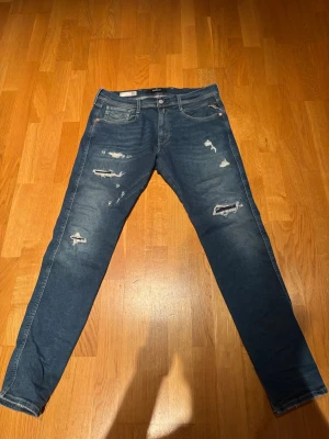 Replay Bronny Hyperflex 34 - Replay jeans modell bronny näst in till lik anbass, storlek 34 med hyperflex. Skriv vid funderingar eller lägg prisförslag!