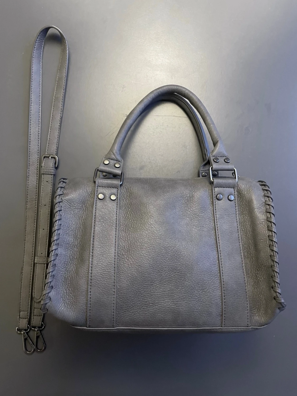 Grå handväska med detaljer - 1