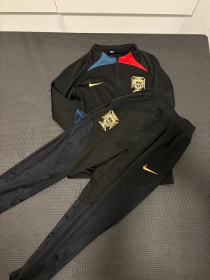 Portugal tracksuit  - Portugal tracksuit killen på bilden är 170