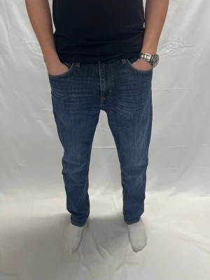 Blend Jeans blåa - Skick 7,5/10 syns på bild / Storlek W30 L32 Regular fit / Modellen är 185 cm / Bara att höra av sig vid frågor och intresse!