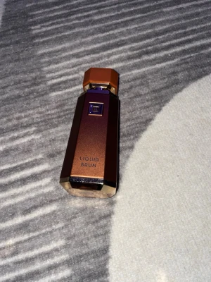 Liquid Brun exklusiv parfym - Liquid Brun från French Avenue kommer i en lyxig förpackning och har en modern design som sticker ut. Perfekt för dig som vill ha något unikt i din samling. Volym och ingredienser framgår inte på bilderna. Har runt 90ml kvar i flaskan. Finns i Göteborg att hämta!