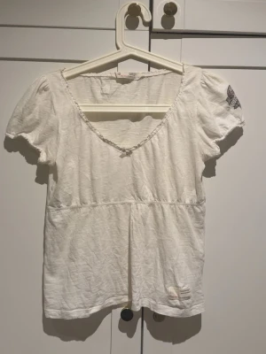 Vit blus från Odd Molly - Söt, vit blus från Odd Molly med liten rosett. Det står inte storleken men den passar mig perfekt som har storlek S 
