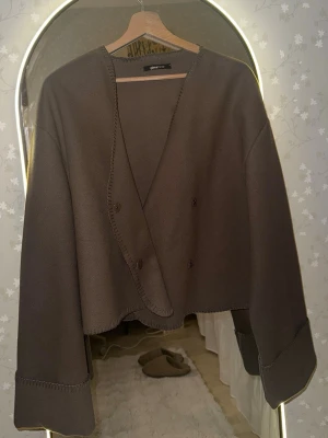 Brun sommarjacka från Gina - Ljusbrun jacka / kofta från Gina, oanvänd.