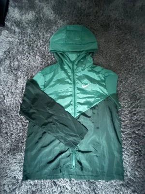 Nike sommarjacka med huva, grön/grå - Två olika jackor i väldigt fint skick perfekt för varma dagar och är väldigt tunna, fina färger och i perfekt skick