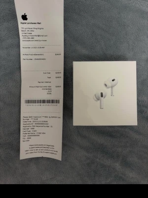 AirPods Pro (2nd Generation) med MagSafe USB-C - Helt nya AirPods Pro (2nd Generation) med MagSafe-laddningsetui (USB-C). Produkten är oöppnad i originalförpackning och kvitto medföljer. Aktiv brusreducering, transparensläge och hög ljudkvalitet. Perfekt för både musik och samtal. Inga synliga defekter eller slitage.