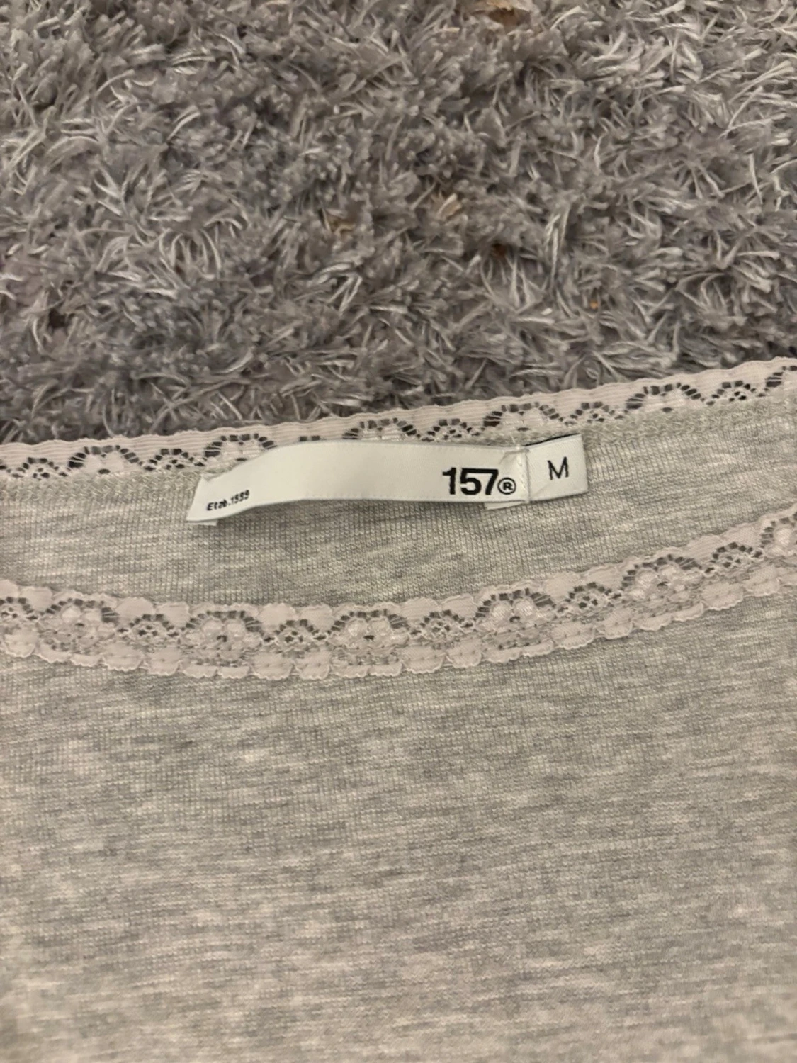 Grå offshoulder topp med spets  - 1