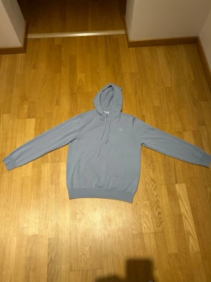 M • Bvaldi• ljusblå tröja  - Säljer en riktigt fet Bvaldi tröja, använd max 2-3 gånger. Nypris 1299 kr.