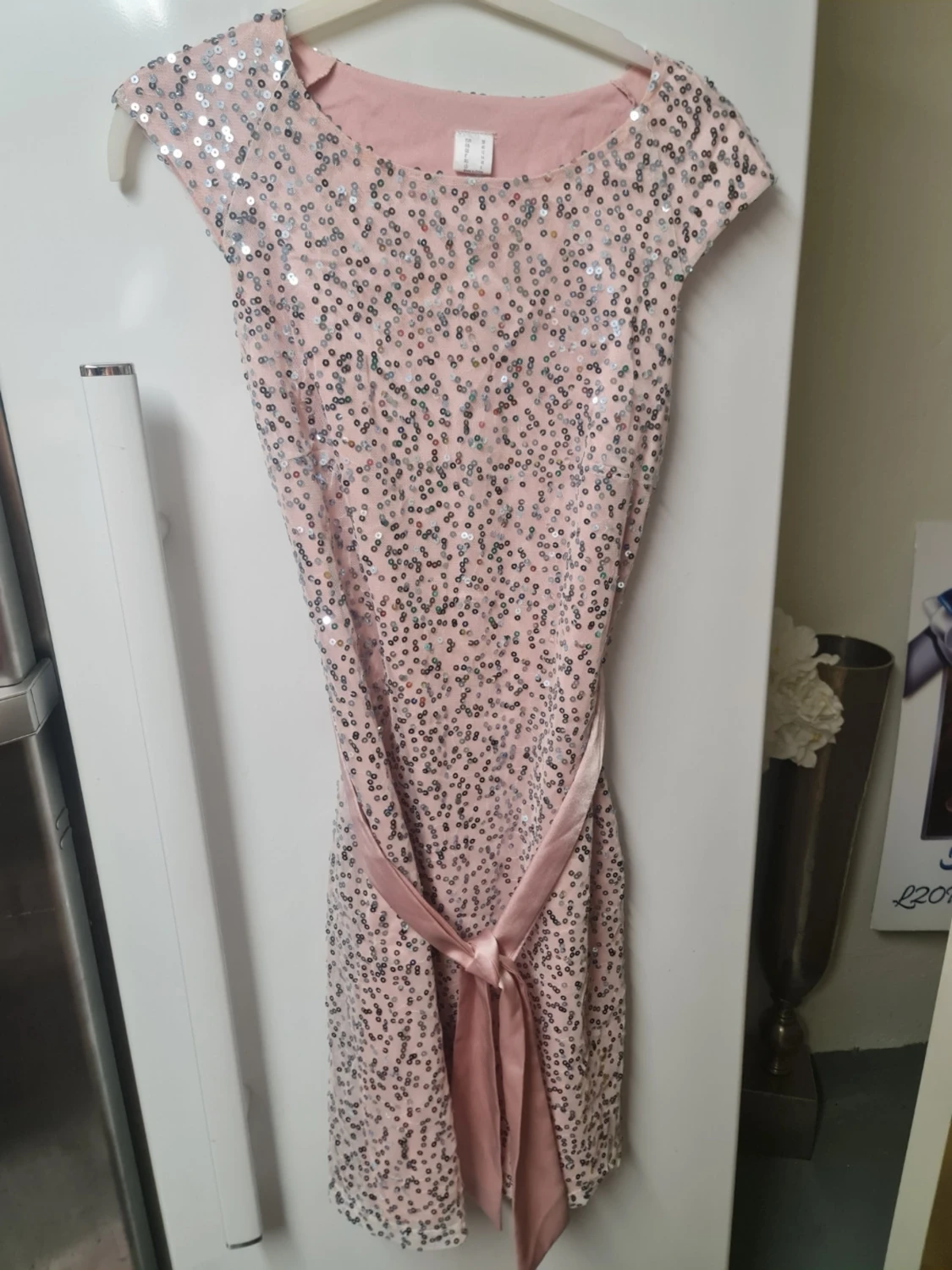 Rosa paljettklänning med rosett - 2