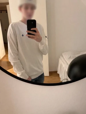 Vit Morris tröja XS - Stilren Morris tröja med  v-krage som funkar till allt. 