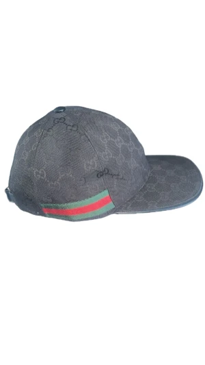 Svart Gucci keps  - Gucci keps| skick 8/10 mycket bra skick| nypris 5600kr| storlek: One size| hör av dig vid minsta fundering 🤔 