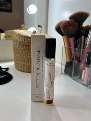 Buttercream Haze travel spray - Smidig Eau de Parfum i 10 ml format, perfekt att ta med i väskan. Snygg och modern design som passar dig som gillar att sticka ut. Perfekt för dig som vill testa något nytt och fräscht.