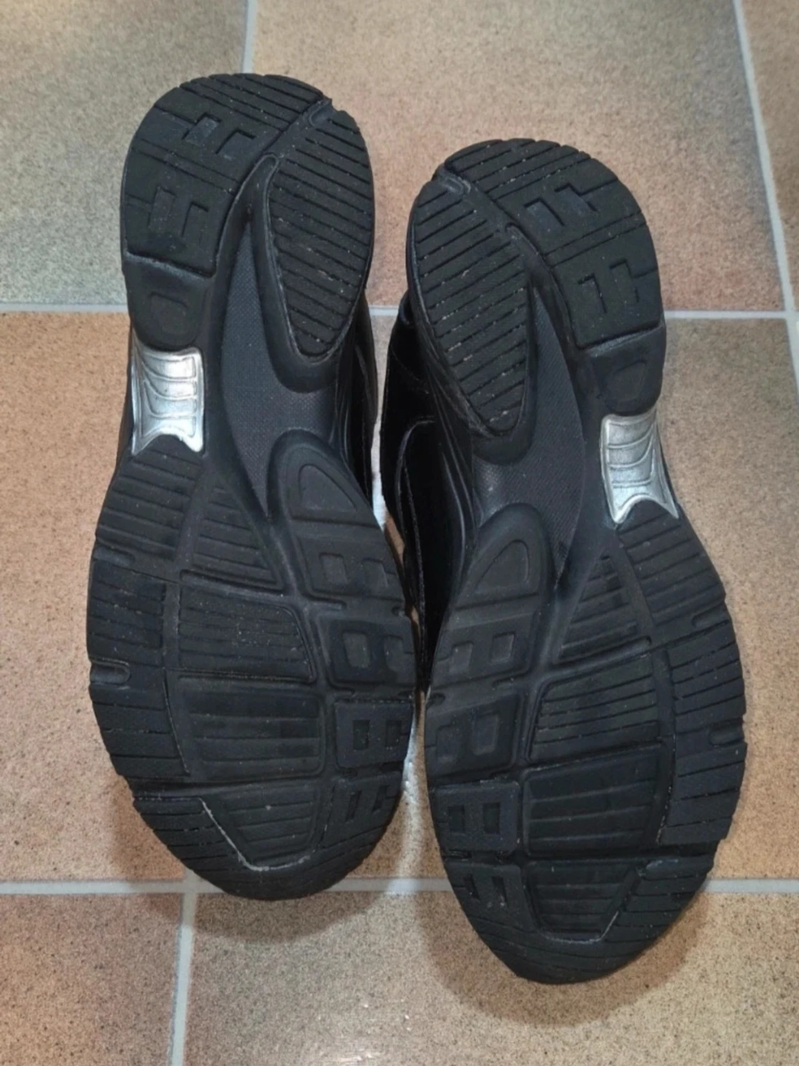 Svarta Promenadskor i Äkta Skinn, Använda 1 gång, Stl 39 - 3