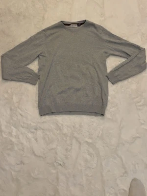 Grå stickad tröja från Nobel League - Säljer en stilren grå stickad tröja från Nobel League i storlek L. Skick 8/10 Pris kan diskuteras. Kom med förslag!
