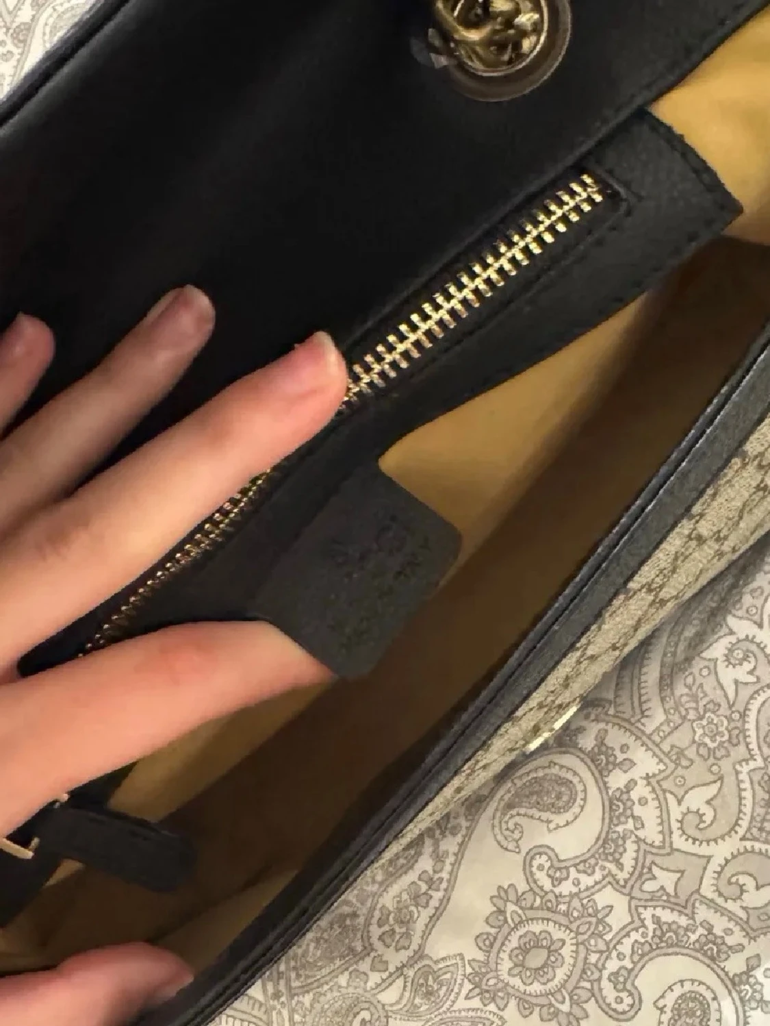 Gucci axelväska med kedja och GG-logga - 1