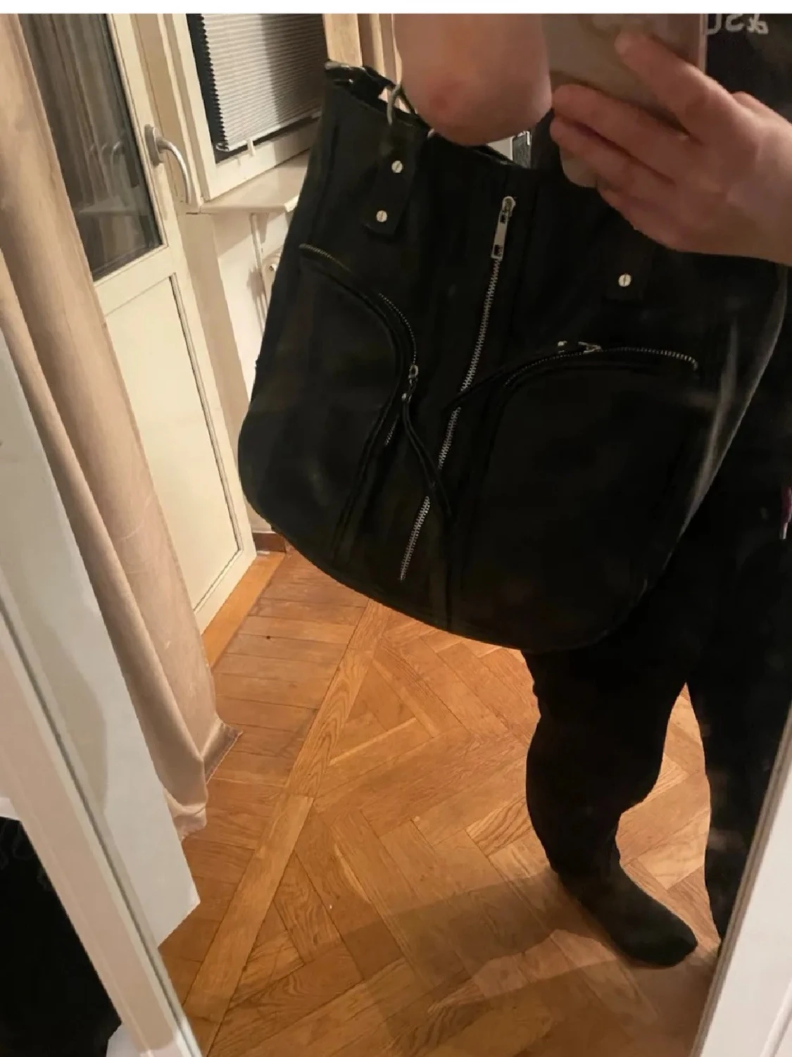 Svart axelväska med dragkedjor - 5