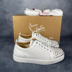 Christian Louboutin Sneakers - Skick: 9,5/10. | Ingår: Skor, Box, Dustbags, Extra snören och extra spikar. | Nypris: +- 8000 SEK. | Givetvis äkta. | Mer hittar du på www.thegrandcloset.com.