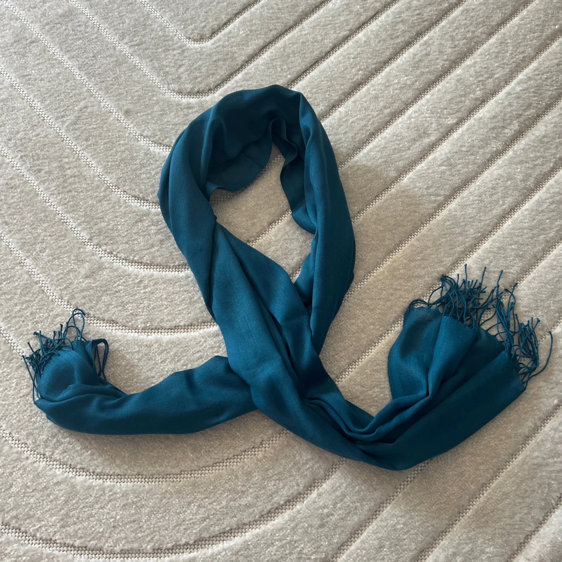 Petrolblå sjal med fransar
