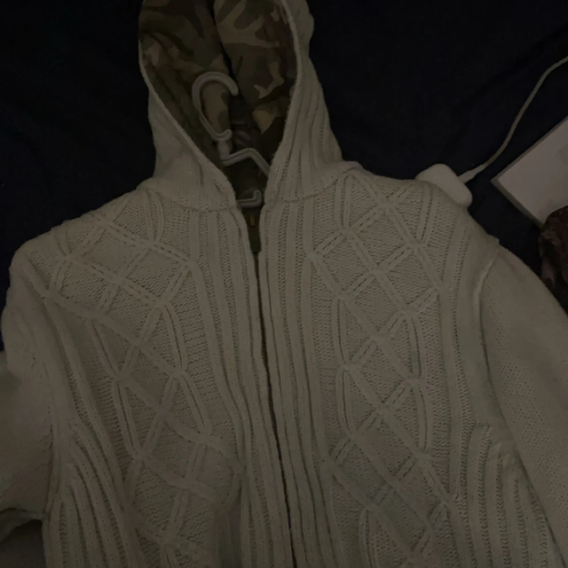 Vit stickad hoodie med dragkedja - 1