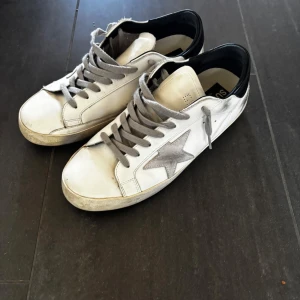 Golden Goose med svart häl  - Vit sneakers från Golden Goose, 9/10 skick då de använts sparsamt, hör av dig vid frågor och funderingar, skor och skolåda tillkommer 