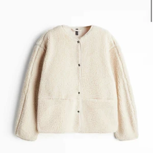 Beige teddyjacka H&M - Mysig beige teddyjacka med oversized passform och stora fickor framtill. Perfekt för kalla dagar när du vill vara både varm och snygg. Använd ett fåtal gånger, men i mycket bra skick💕