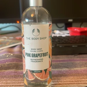 Pink Grapefruit Body Mist Vegan - Fräsch body mist med rosa grapefrukt, säljer då jag inte använder den längre